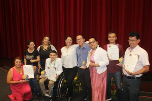 Premios Abrazo 2025: Medellín rindió homenaje a las personas cuidadoras en una emotiva gala