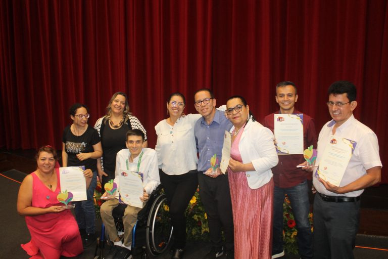 Premios Abrazo 2025: Medellín rindió homenaje a las personas cuidadoras en una emotiva gala